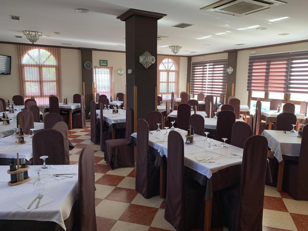 Hotel-Restaurante La Loma บาเอซา ภายนอก รูปภาพ